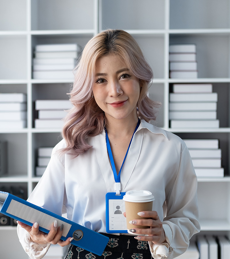 asian buinsesswoman hoding a file folder and a cof su69hln.jpg